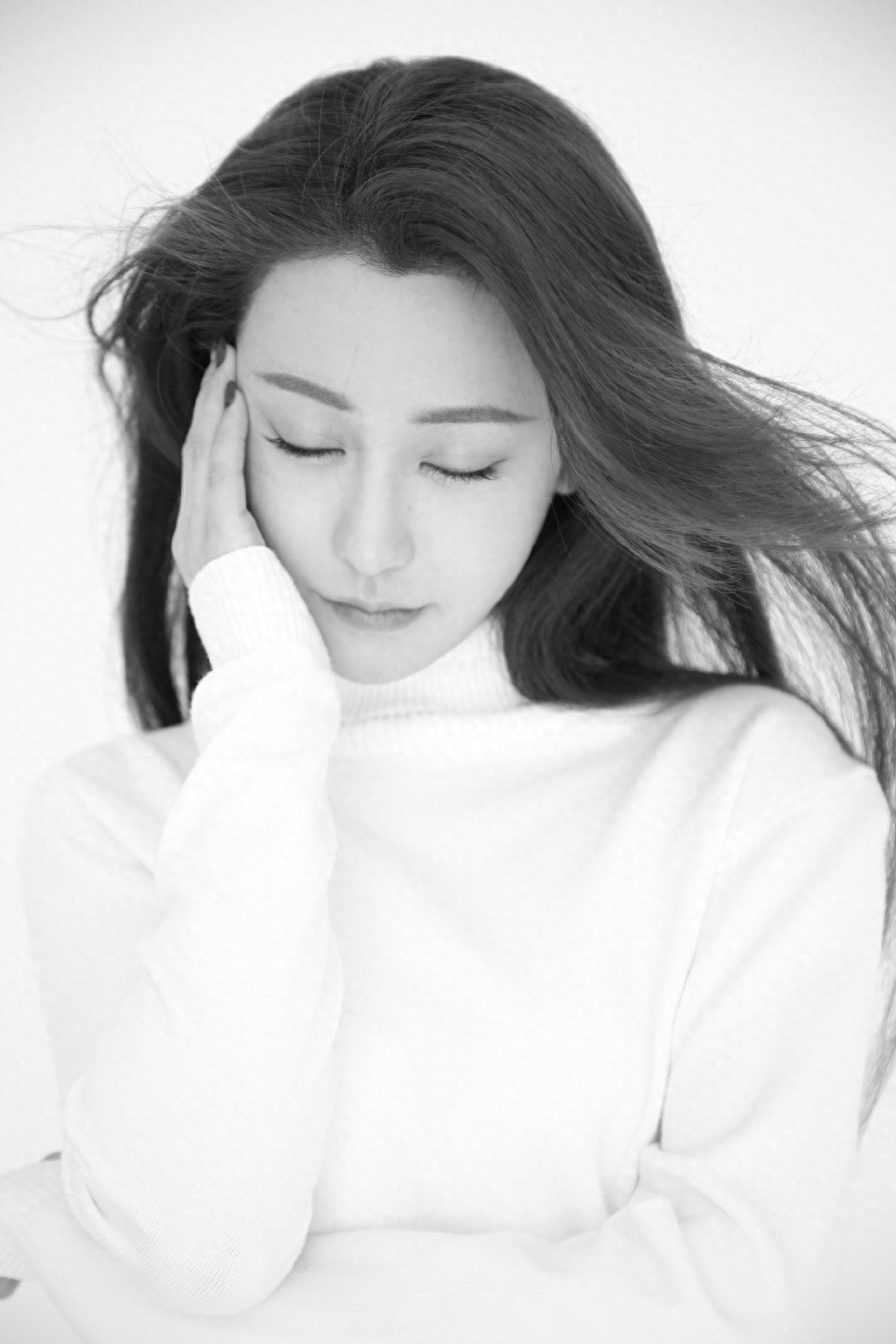 朱圣祎黑白风优雅头像图片