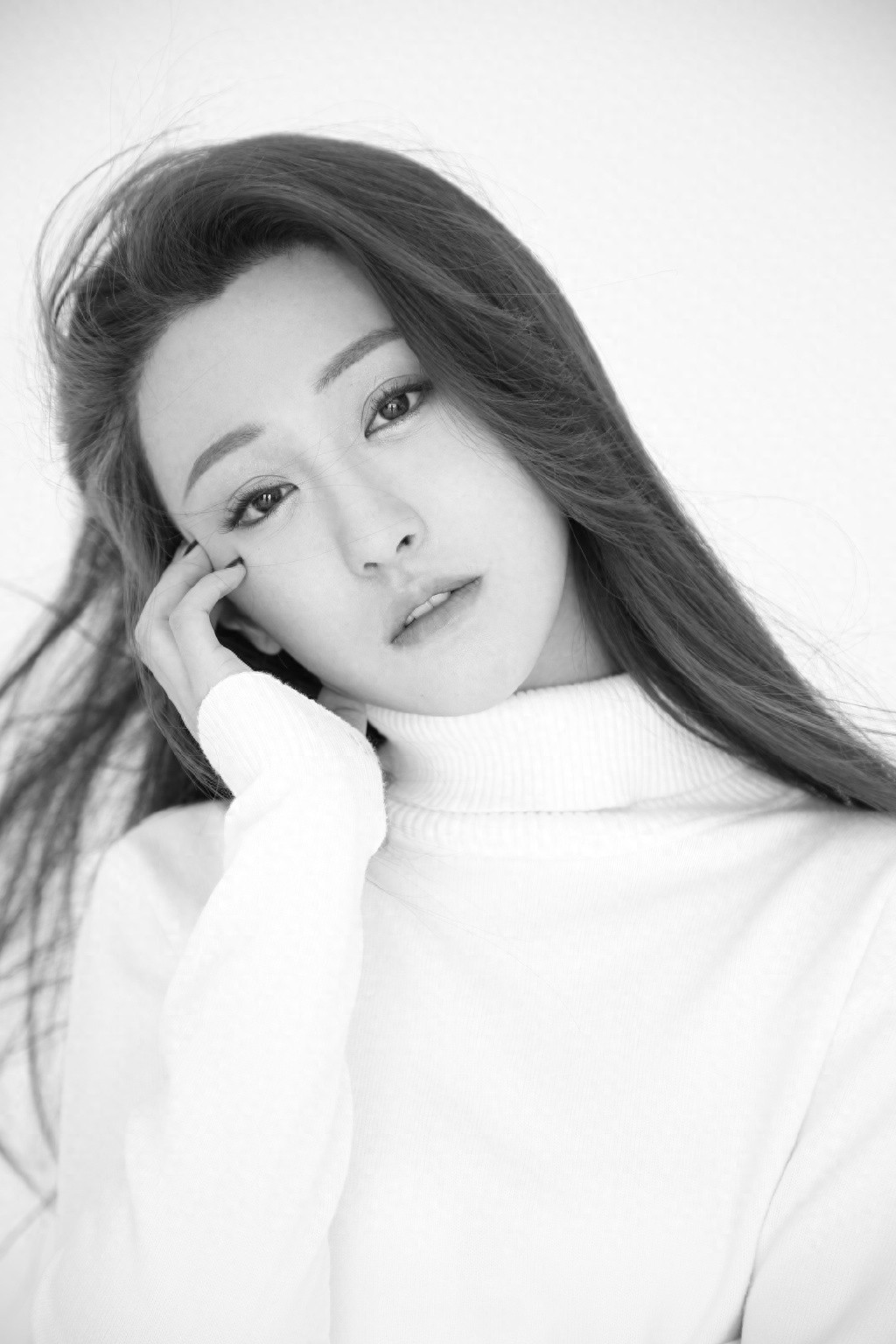 朱圣祎黑白风优雅头像图片