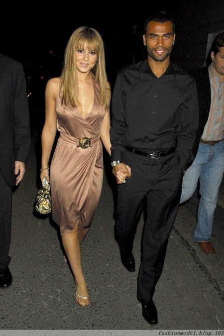 2016是科尔和谢丽尔结婚十周年，劳燕分飞后，谢丽尔性感依旧