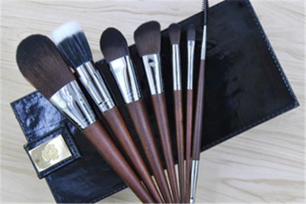 粉底刷会把毛孔刷大吗 粉底刷对皮肤有害吗 粉底刷会把毛孔刷大吗 粉底刷对皮肤有害吗