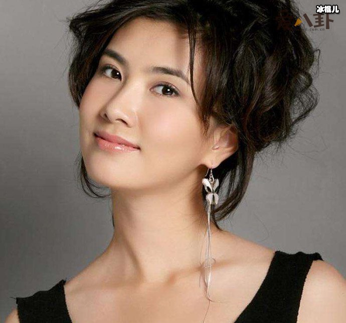 边潇潇2025年近况如何呢?边潇潇是插刀门事件的女主,2012年边潇潇发文称自己被印小天殴打了,网友都非常的气愤,而且营销号纷纷拿该这件事情来说事,导致印小天臭名昭著。但是经过知情人所曝的视频当中了解到,是边潇潇在撒谎,污蔑印小天。大众了解到事情真相以后,辱骂印小天的网友,开始骂边潇潇了。 那么现今插刀门已经过去这么久了,边潇潇现状如何呢?还有拍戏吗?边潇潇2012年发生插刀门以后,在大众心中的印象变得非常的差,虽然至今已过去8年的时间,虽然当初边潇潇并没有退隐,但是这几年时间当中,边潇潇仅仅就参演了三、四部的作品,依旧没有激起一点的水花。 边潇潇插刀门的第2年,她就公开了和老公文杰的恋情,文杰是圈中小有名气的导演。2014年的时候,边潇潇和文杰的孩子就被曝出了,至今2人在一起的具体时间,并没有扒出来。不过在去年的时候,边潇潇宣布自己怀上2胎。自边潇潇公开和文杰恋情,已经有7年的时间了,想必她与文杰还是很恩爱的。