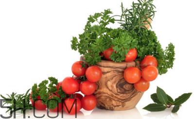 生蚝可以和苦瓜一起吃吗？生蚝和西红柿可以一起吃吗？