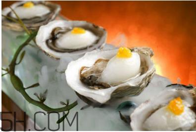 生蚝可以和苦瓜一起吃吗？生蚝和西红柿可以一起吃吗？