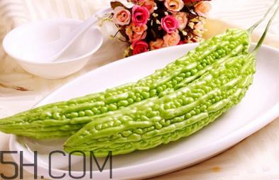 生蚝可以和苦瓜一起吃吗？生蚝和西红柿可以一起吃吗？