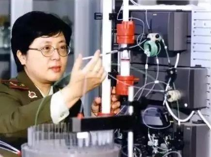 致敬陈薇的颁奖词（陈薇哭了头发白了）(10)