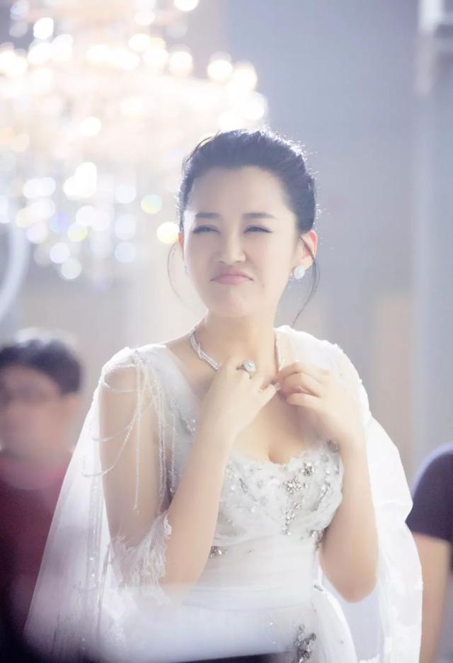 许晴20岁惊艳写真照（谁说50岁女星不能性感到爆炸）(1)