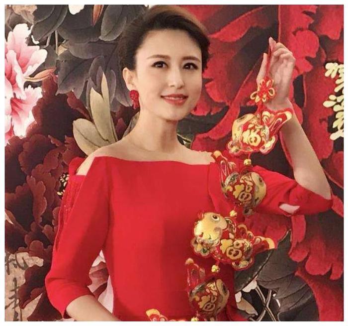她是央视美女主持人,巅峰时期嫁大20岁富豪老公,夫妻同框更像父