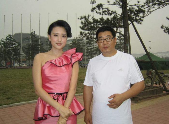 她是央视美女主持人,巅峰时期嫁大20岁富豪老公,夫妻同框更像父