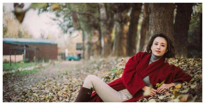 她是央视美女主持人,巅峰时期嫁大20岁富豪老公,夫妻同框更像父