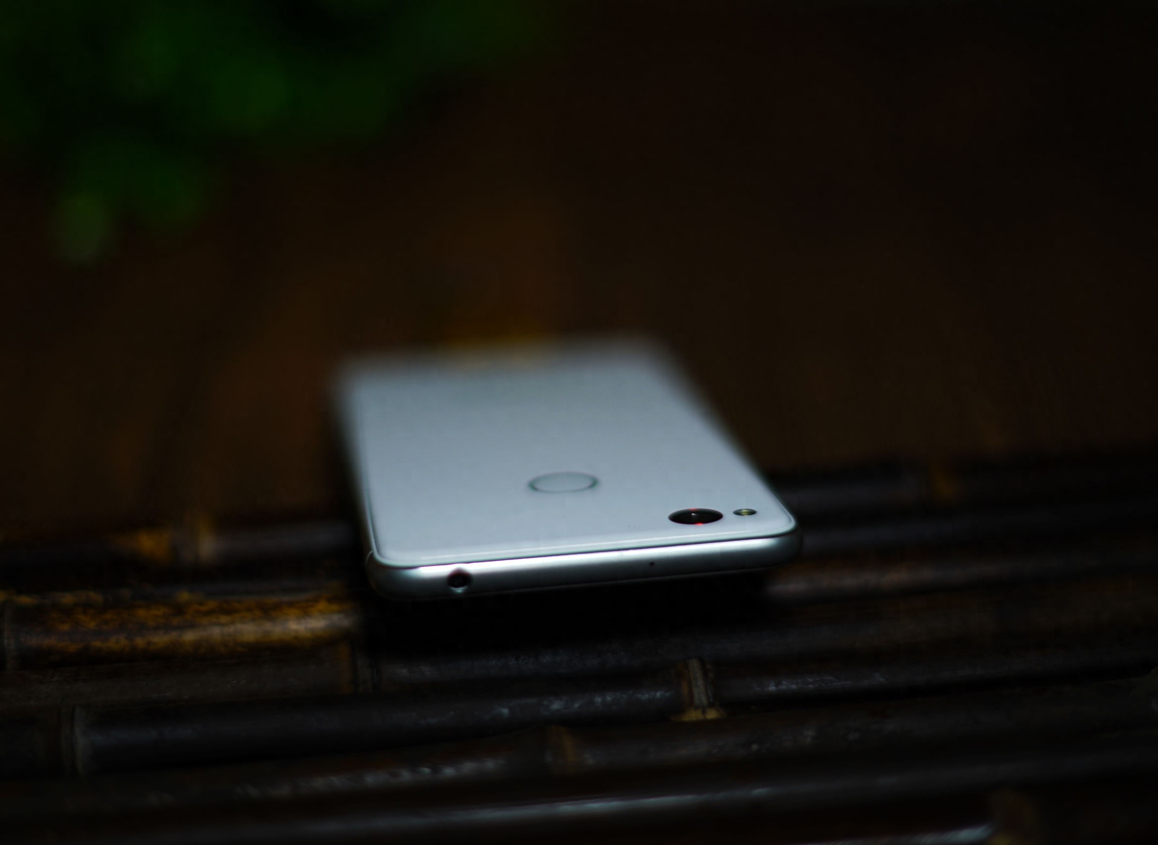 小屏浪潮来临？努比亚Z11mini美图鉴赏（黑白配色对比）