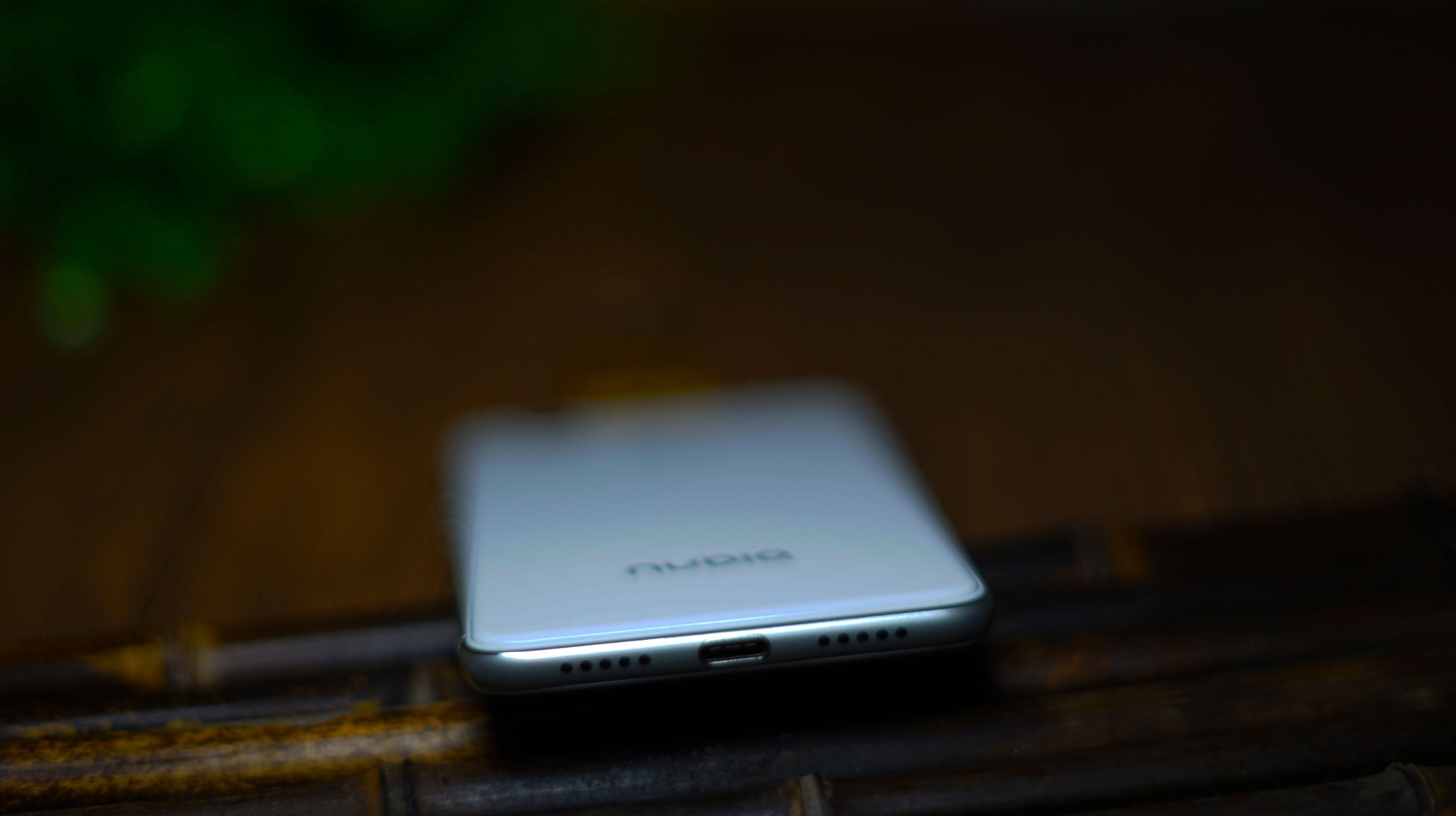 小屏浪潮来临？努比亚Z11mini美图鉴赏（黑白配色对比）