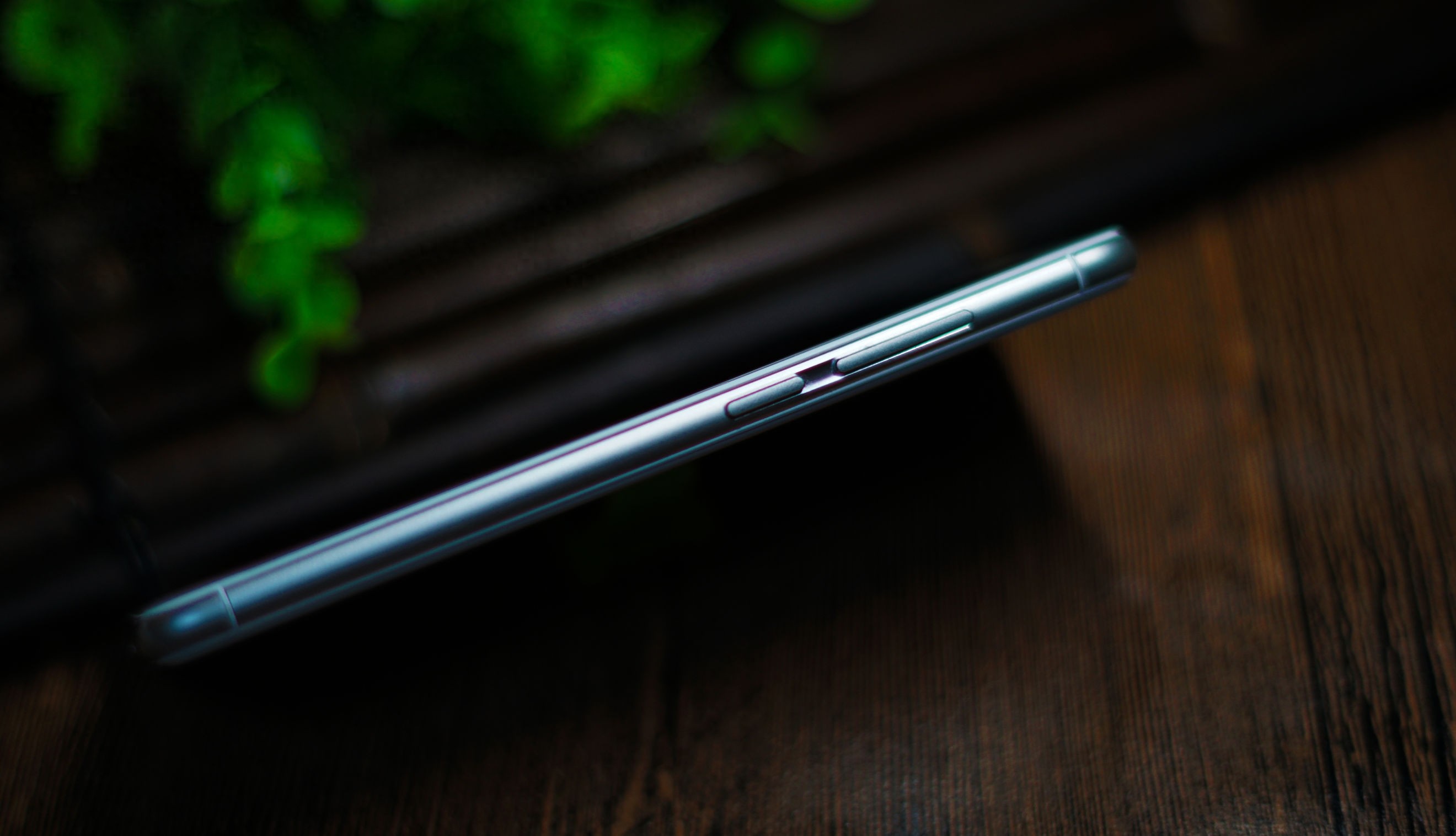 小屏浪潮来临？努比亚Z11mini美图鉴赏（黑白配色对比）