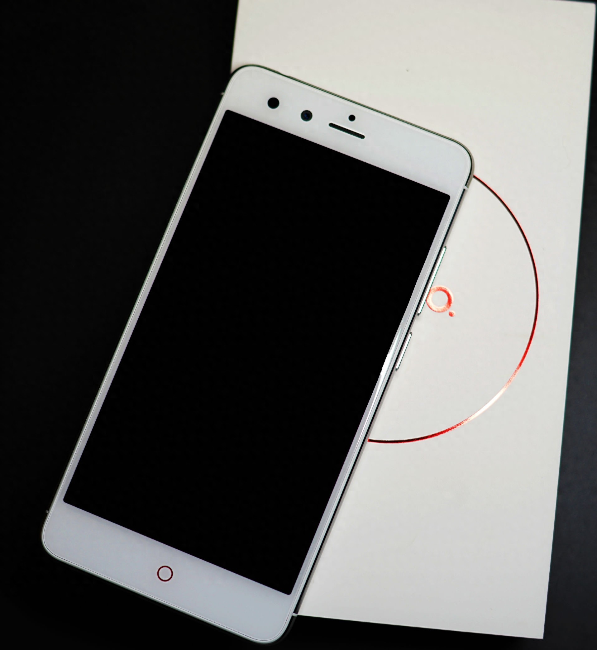 小屏浪潮来临？努比亚Z11mini美图鉴赏（黑白配色对比）