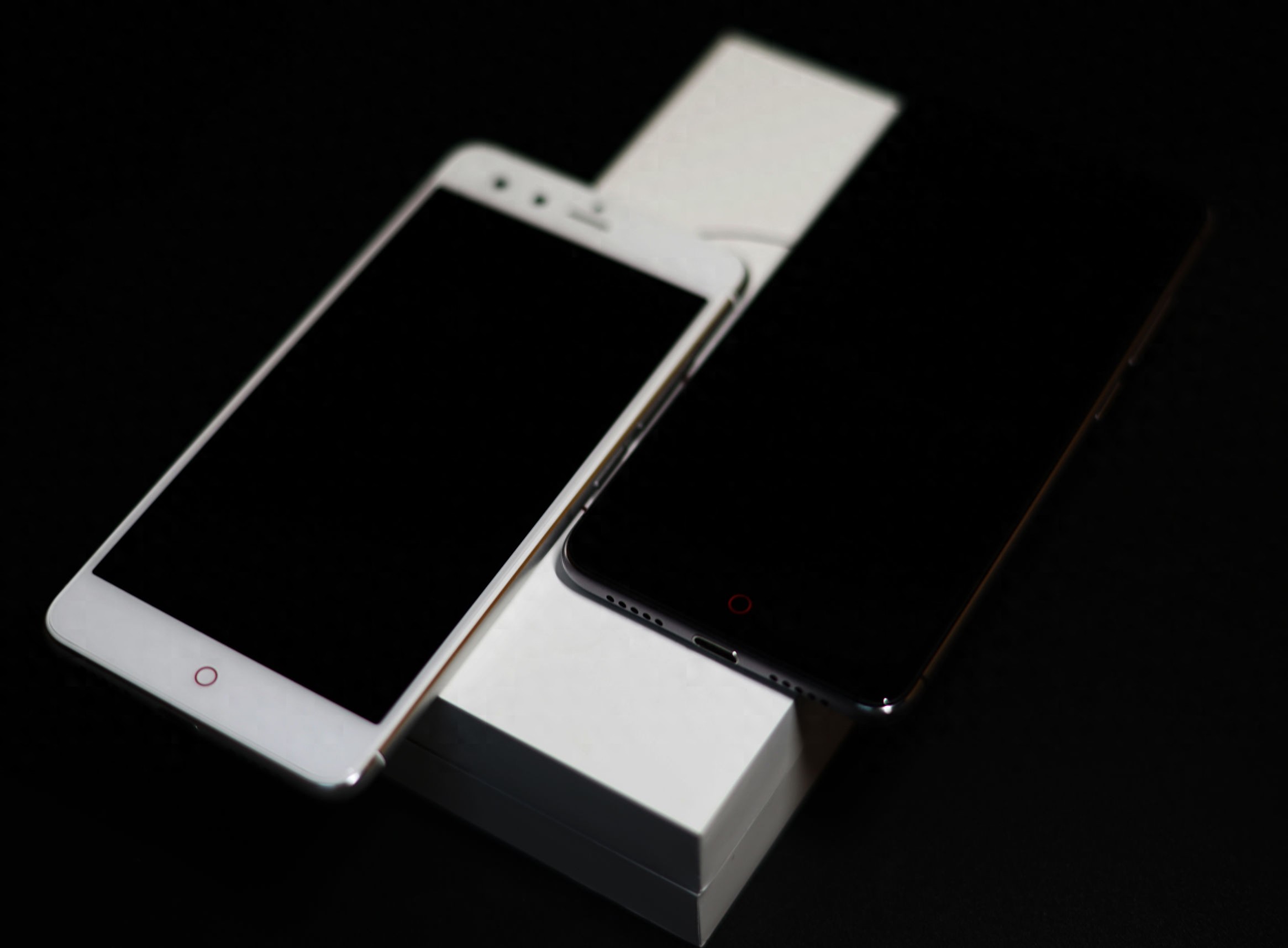 小屏浪潮来临？努比亚Z11mini美图鉴赏（黑白配色对比）