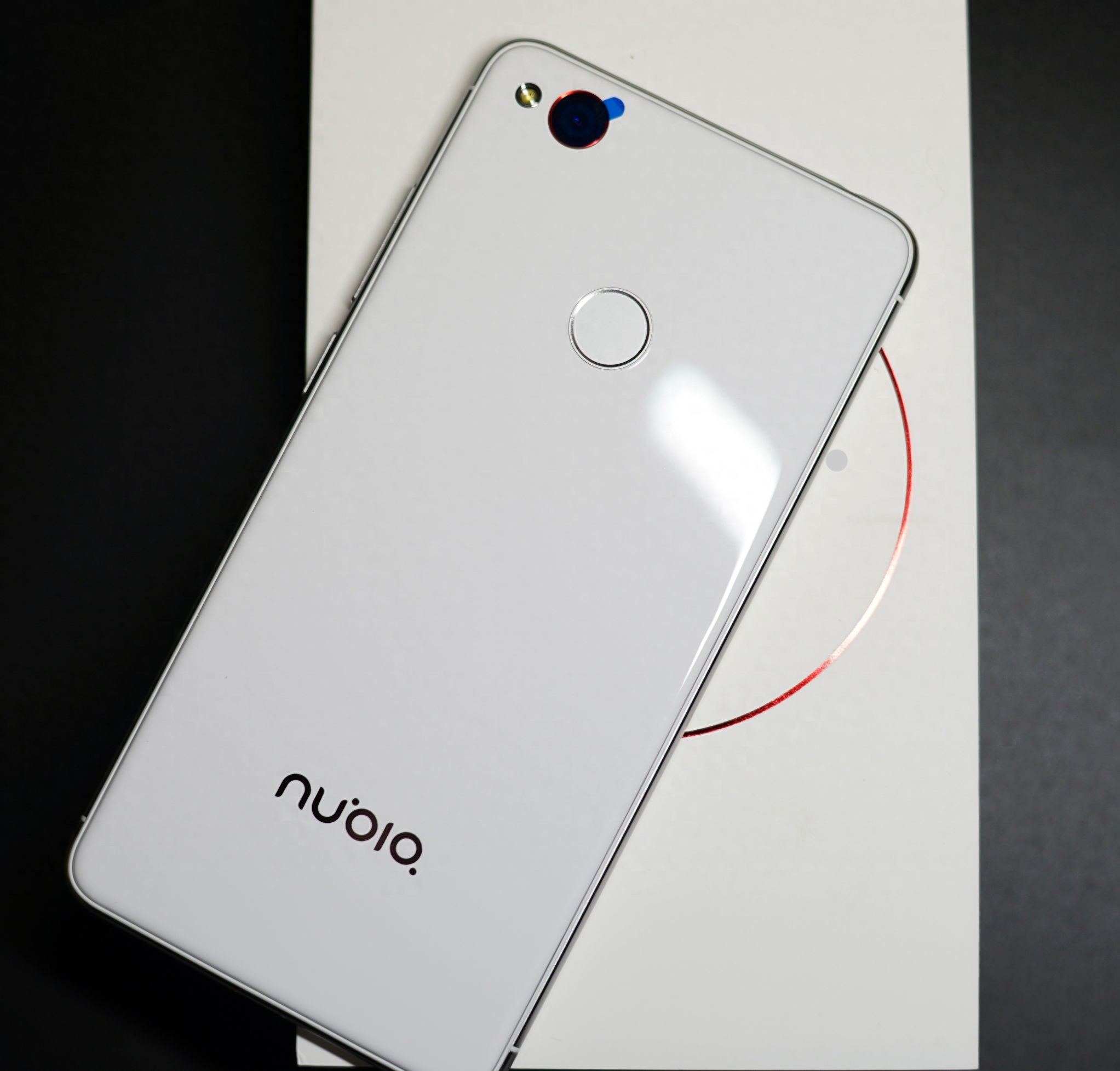 小屏浪潮来临？努比亚Z11mini美图鉴赏（黑白配色对比）