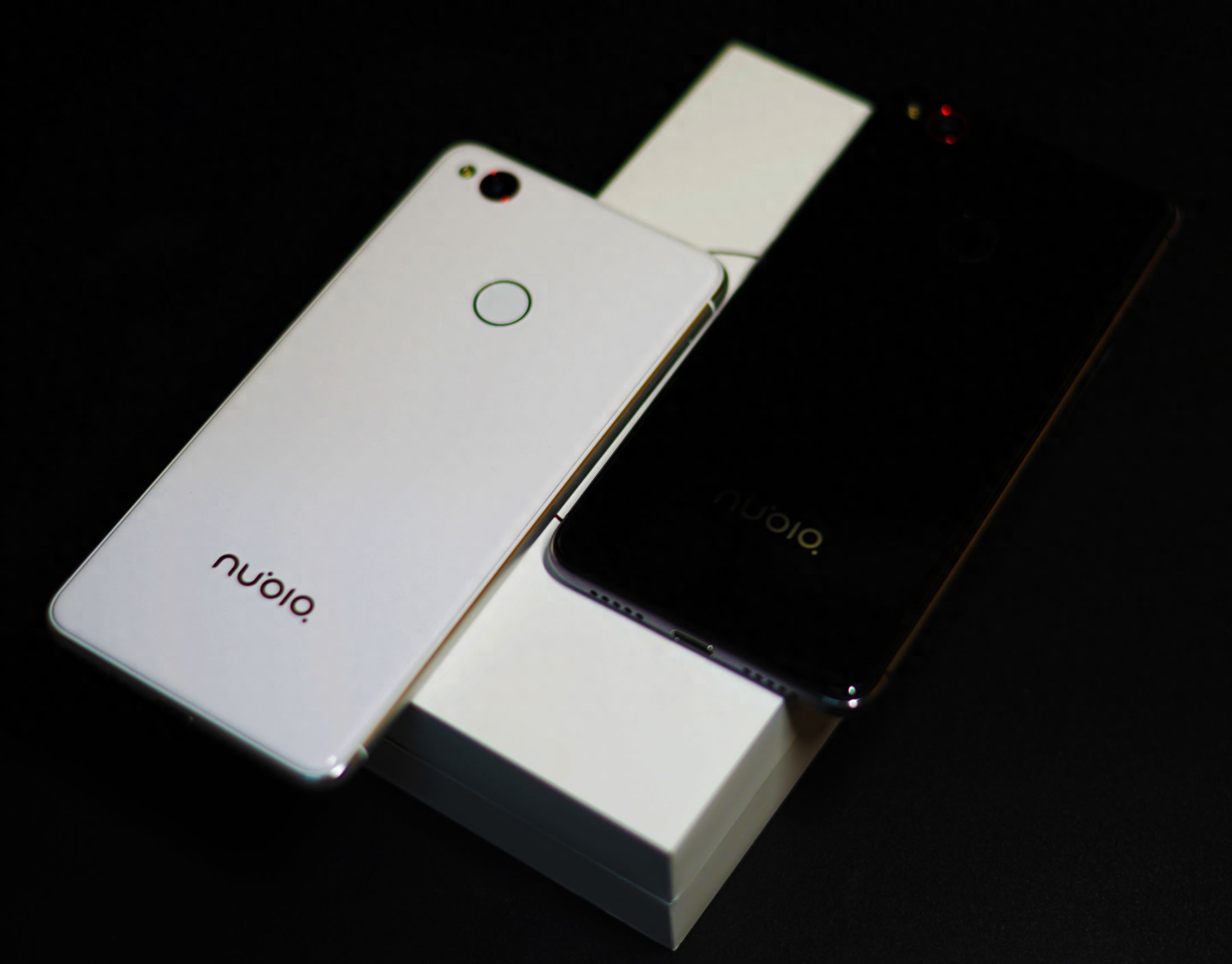 小屏浪潮来临？努比亚Z11mini美图鉴赏（黑白配色对比）