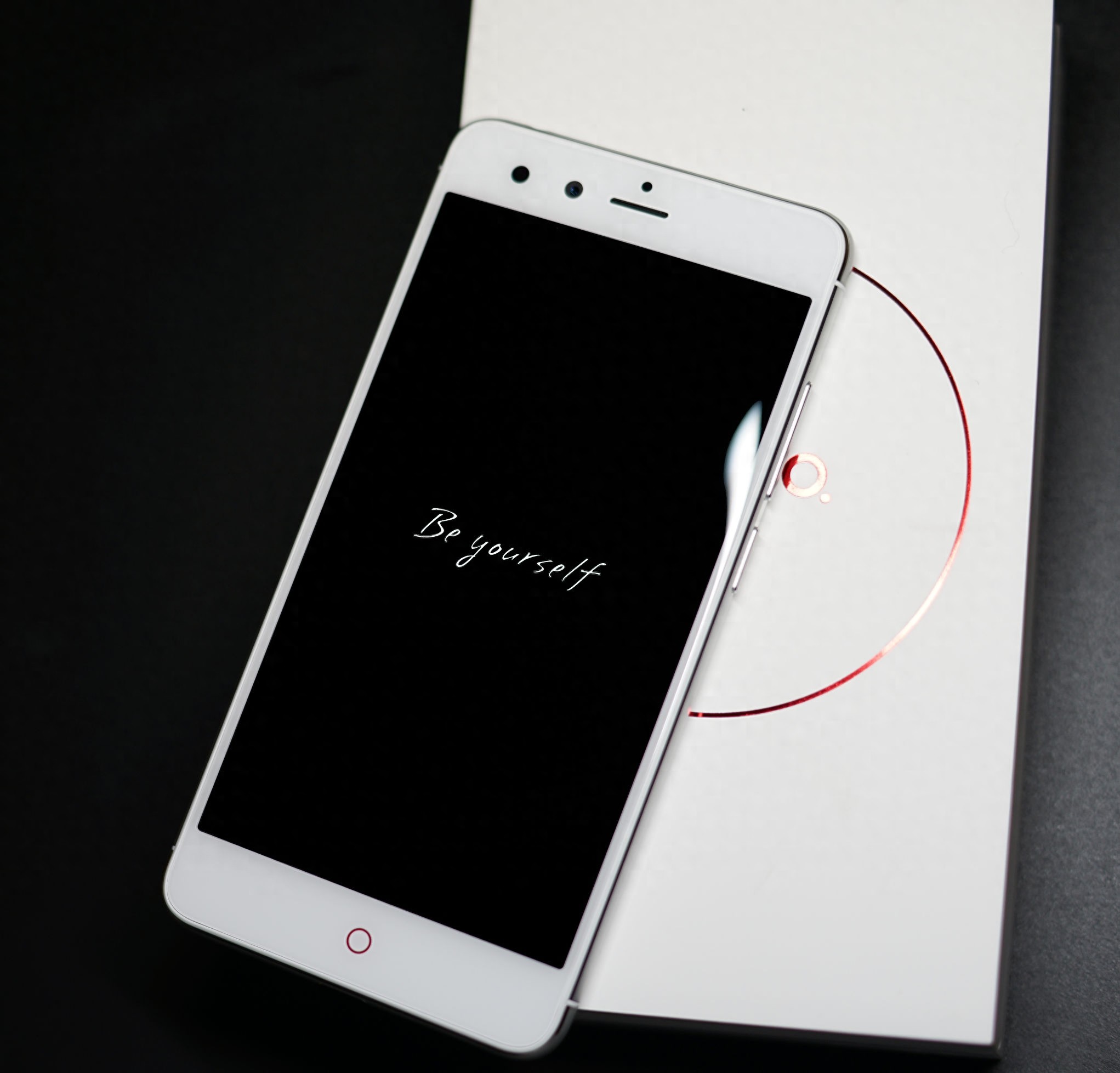 小屏浪潮来临？努比亚Z11mini美图鉴赏（黑白配色对比）