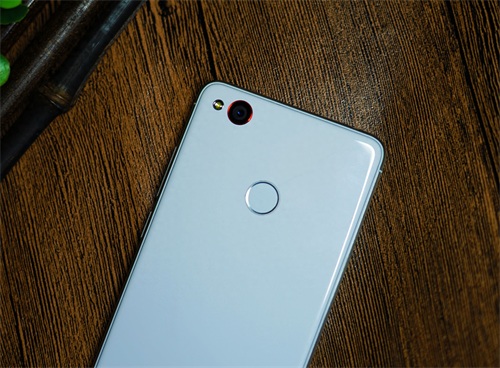 小屏浪潮来临？努比亚Z11mini美图鉴赏（黑白配色对比）